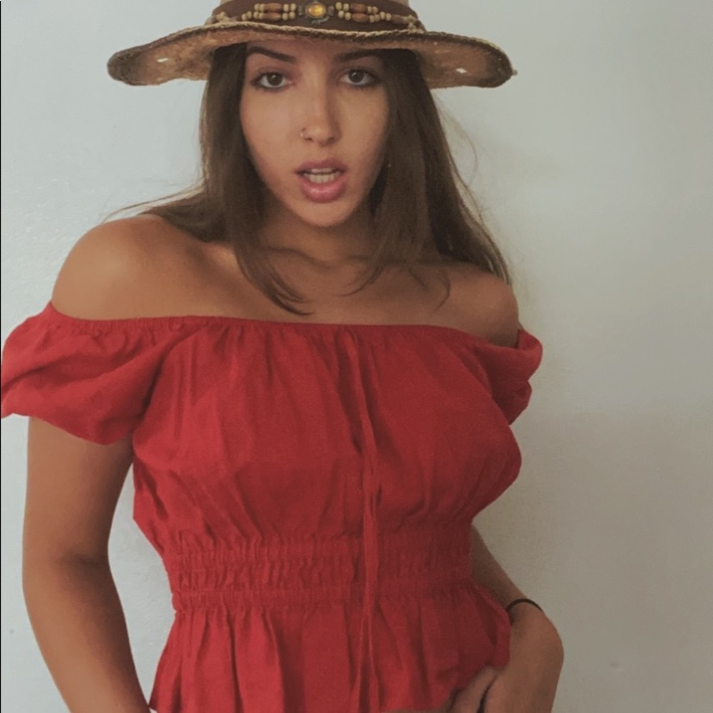 👩🏻‍🌾flared out off the shoulder red blouse❤️